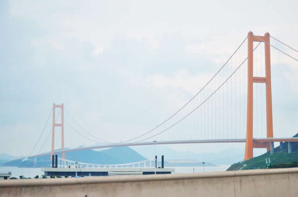 Архипелагът Джоушан е най-голямата офшорна група острови в Китай, така че е неизбежно да има впечатляващи мостове. "Сихоумън" е пример за това със своя 1650-метров обхват и опорни пилони, които се издигат до 211 метра. Целета е корабите да преминават под моста, който е част от комплекс от общо пет, свързващи островите и автострадата.
Той свързва два от островите. Завършен е през 2007 година, но не е отворен за движение след 24 месеца, тъй като е блъснат от кораб.  Ремонти и проверки за безопасност забавиха отварянето.